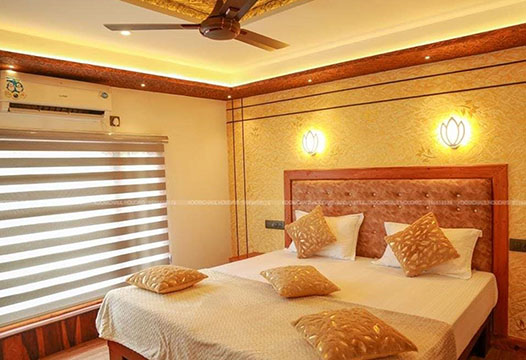 4 BED LUXURY HOUSEBOAT